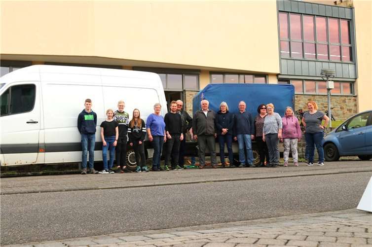 Die Helfer vor den beladenen Fahrzeugen.  Foto: privat