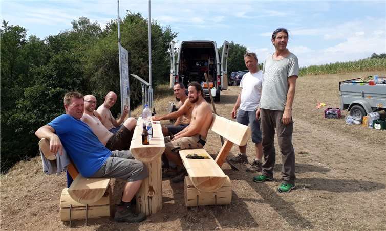 Die Helfer weihten die neuen Sitzgelegenheiten selbstverständlich ein. Privat