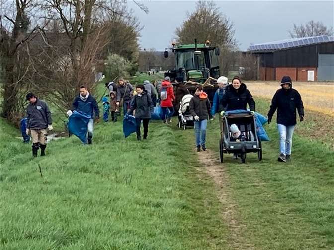 Die Helfer wurde in drei Gruppen aufgeteilt um mit Greifzangen und Sammelbeuteln ausgestattet.