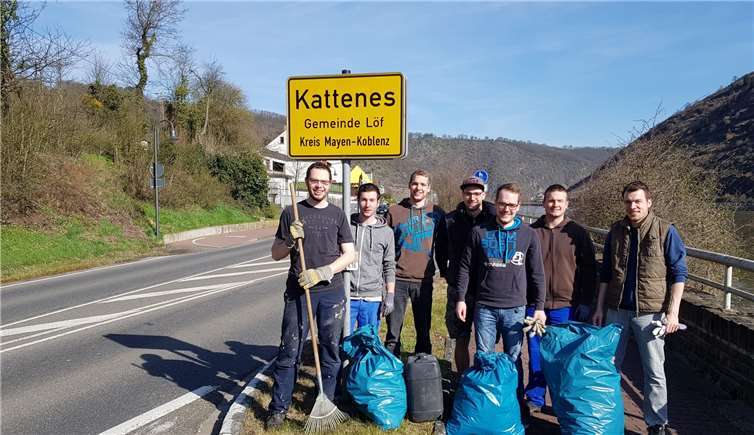 Die Helfer zogen rund um Kattenes und säuberten den Ort. privat