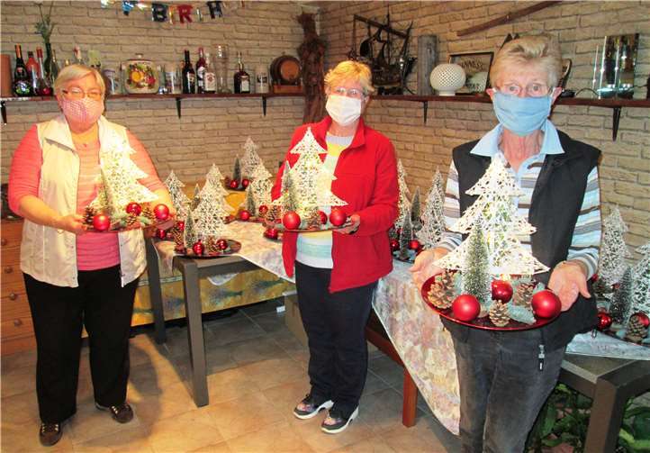Die Helferinnen Gerda Bayer, Maria Wolf und Silvia Schmitz verteilten Geschenke.Foto: Privat