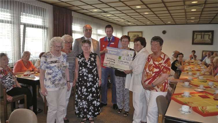 Die Helferinnen aus den drei Stadtteilen nehmen die Spende gerne entgegen. privat