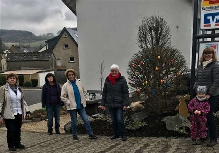 Die Helferinnen haben die Beete am Gemeindehaus aufgeputzt. Foto: privat