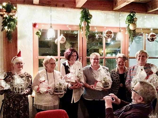 Der Nikolaus hatte in diesem Jahr nichts zu meckern!  Die Helferinnen mit ihren Präsenten.  Fotos: privat