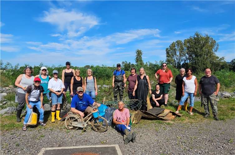 Die Helferinnen und Helfer aus ganz Deutschland mit ihrer Müllbeute.  Foto: privat