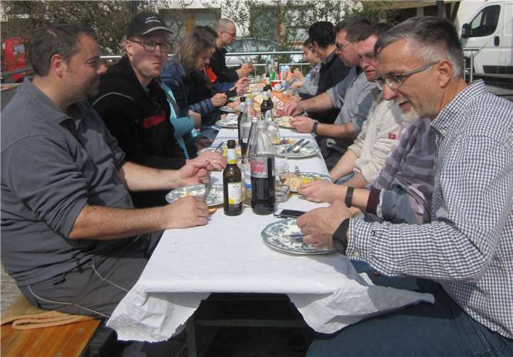 Die Helferinnen und Helfer beim kleinen Imbiss.Foto: privat