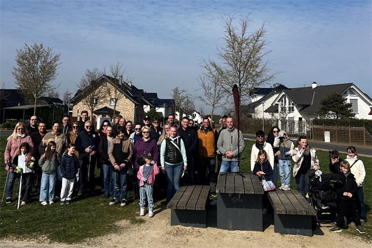 Die Helferinnen und Helfer der Merler Dorfgemeinschaft bei der Müllsammelaktion im Frühjahr.