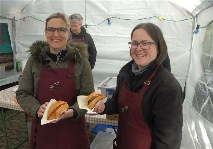 Die Helferinnen und Helfer hatten sichtlich Spaß beim Zubereiten und Verteilen der leckeren Spießbratenbrötchen.