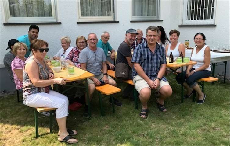 Die Helferinnen und Helfer kamen zum evangelischen Gemeindehaus und wurden für ihr Engagement mit einem kleinen Fest belohnt. privat