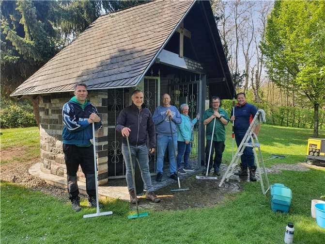 Die Helferinnen und Helfer vor der Kapelle. Foto: privat