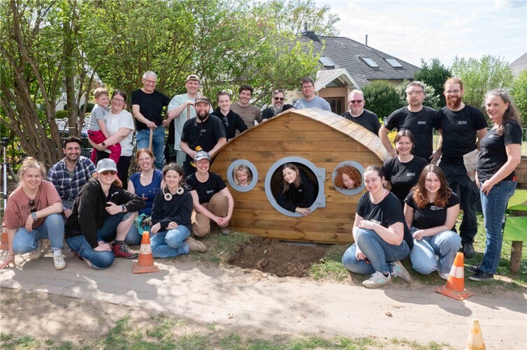 Die Helfermannschaft mit dem neuen Spielhaus auf dem Hof der KiTa Immendorf. Foto: SCH