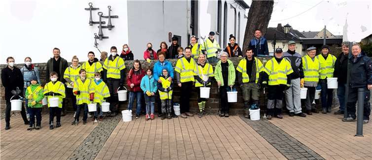 Die Helferschar vor der Margarethenkirche ist gerüstet zum Einsatz.Foto: Pro Heimbach-Weis e.V