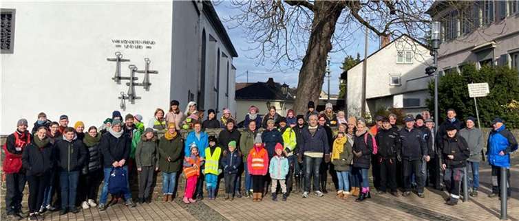 Die Helferschar vor der Margarethenkirche ist gerüstet zum Einsatz.  Foto: Sascha Fiedler