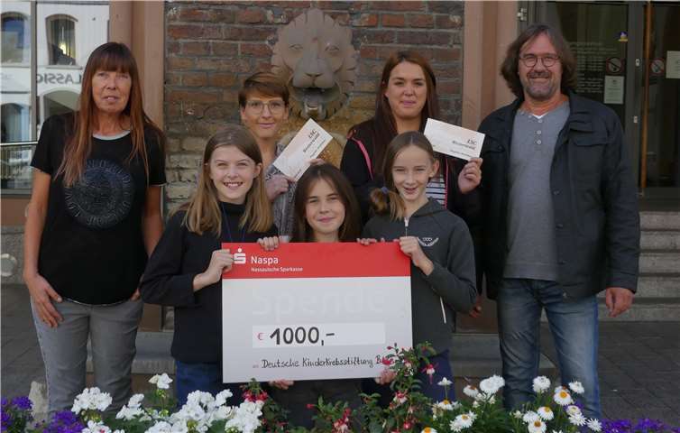 Die Helfertruppe um Laura Ludwig, Luna Heinrich und Laura Frank (v.l.) sammelte Spenden in Geschäften und Vereinen.Foto: privat