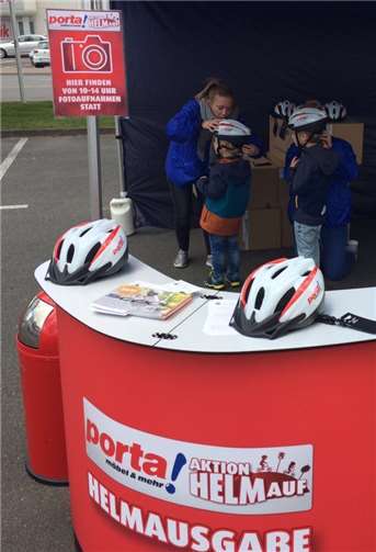 Die Helmausgabe vor dem Markt. Privat