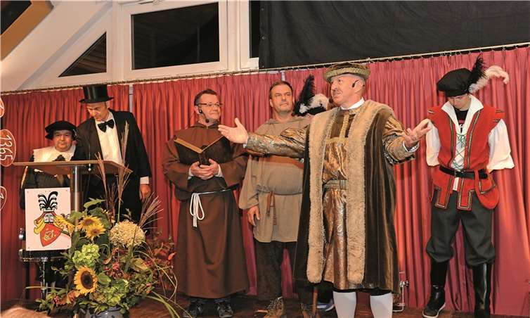 Die Heppinger Bürger gestalteten das Theaterstück tatkräftig mit. FIX