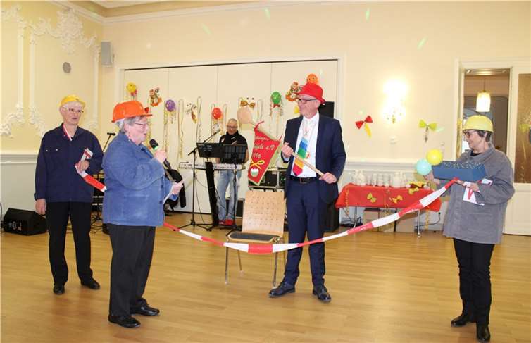 Die „Heppinger Käslöffele“ nahmen Bürgermeister Guido Orthen als Bauarbeiterinnen in Beschlag.  Fotos: DU
