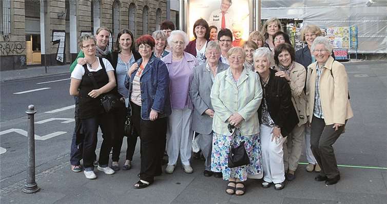 Die Heppinger Käslöffele vor dem Theater in Bonn. Privat