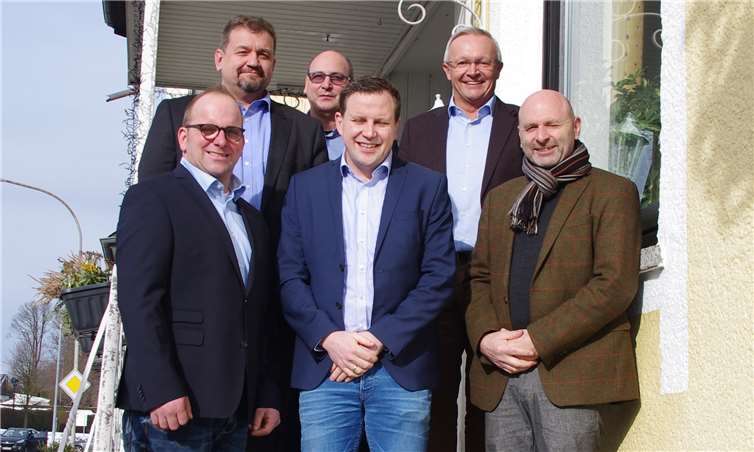 Die Herausforderungen, denen sich der landwirtschaftliche Berufsstand stellen muss, nehmen immer weiter zu. Dominik Ehrenstein, Vorsitzender des Vereins landwirtschaftlicher Fachbildung Neuwied e.V. machte dies Im Rahmen der traditionellen Lichtmesstagung mit zahlreichen Gästen aus Agrarverwaltung und dem landwirtschaftlichen Berufsstand deutlich (v. l.): Dominik Ehrenstein, Vorsitzender VLF Neuwied, Markus Harf, Beigeordneter der VG Asbach, Thomas Ecker, Geschäftsführer VLF Neuwied, Tobias Bensing, Landwirtschaftsverlag Münster, Achim Hallerbach, Landrat des Kreises Neuwied, Prof. Dr. Peter Heck, Umweltcampus Birkenfeld. Foto: Kreisverwaltung Neuwied