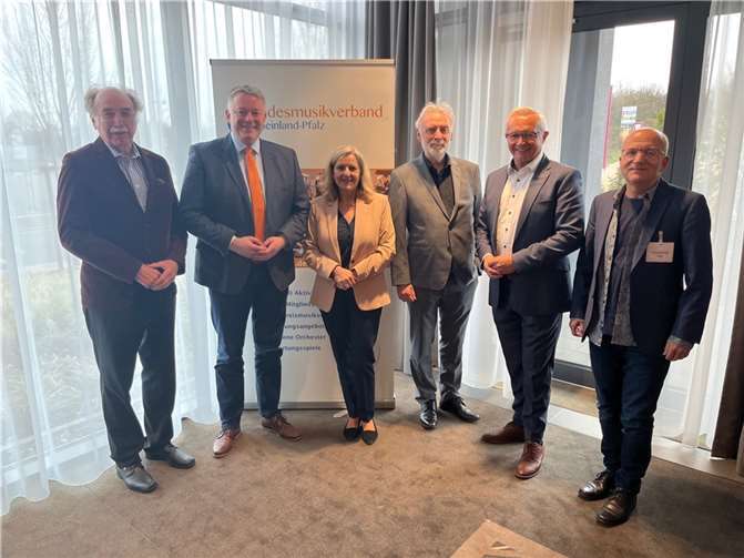 Die Herausforderungen der rheinland-pfälzischen Kulturszene und die Forderungen eines Kulturfördergesetzes standen im Mittelpunkt der diesjährigen Landesversammlung des Landesmusikverbandes Rheinland-Pfalz (von links): Peter Stieber, Gordon Schnieder, Marion Schneid, Prof. Dr. Jürgen Hardeck, Achim Hallerbach, Christoph Utz. Foto: Stefan Sämmer/Landesmusikverband Rheinland-Pfalz e.V.  Foto: Stefan Sämmer/Landesmusikverband Rheinland-Pfalz e.V.