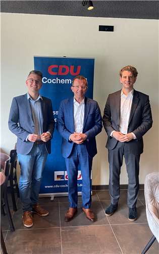 Die Herausforderungen des Gastgewerbes beleuchteten die beiden CDU-Abgeordneten Jens Münster MdL (links) und Marlon Bröhr MdB (rechts) mit DEHOGA-Präsident Gereon Haumann (Mitte) und Gastronomen des Kreises Cochem-Zell. Foto: Katja Probst