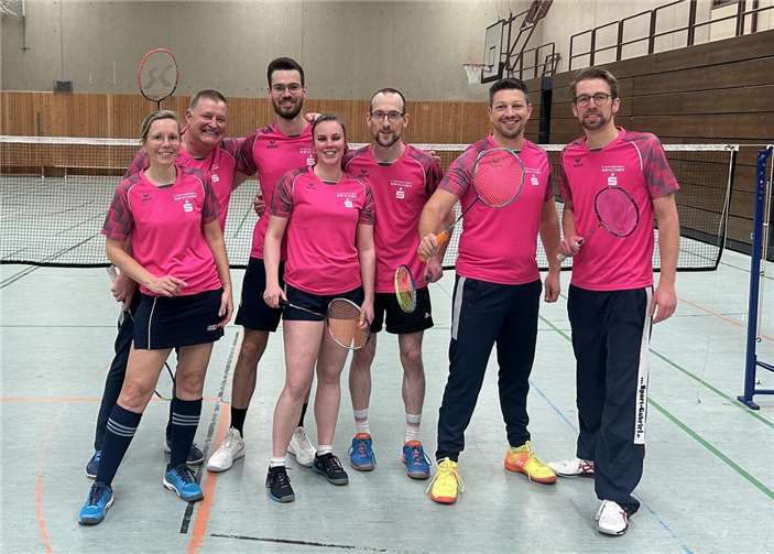 Die Herbstmeister des BC Mayen im neuen Trikot (v.l.): Christina Schweighöfer, Peter Hammelmann, Marius Körber, Lioba Thielen, Florian Kalt, Stefan Gasterich, Kai Mahnken.  Foto: privat