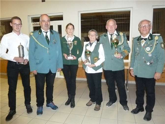 Die Herbstmeister präsentieren stolz ihre Pokale.