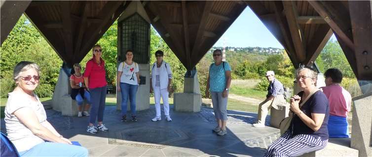 Die Herbstwanderung der kfd Linz führte zur Appolinariskirche in Remagen. Bei Sonnenschein starteten die Teilnehmerinnen an der Rheinfähre in Linz und legten an der Kapelle Schwarze Madonna eine kurze Zwischenrast ein, bevor sie über den Pilgerweg zur Appolinariskirche gelangten. Nach dem Besuch der Kirche und einer Stärkung am Rheinufer von Remagen ging es wieder zurück nach Linz.Foto: privat
