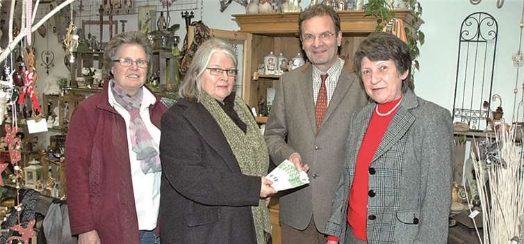 Die Herbstzauber-Organisatorinne (v. l.) Elfriede Schmitz, Angelika Furth,und Astrid Heiser übergaben die Spendean Albrecht Freiherr von Boeselager (2. v. r.). UM