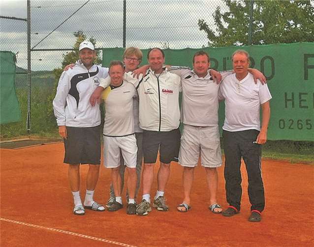 Die Herren 30, 1. Mannschaften, machten am Sonntag ihren Aufstieg klar. V.l: Michael Adams, Carsten Lammerich, Thorsten Bouhs, Jan Reuland, Markus Hellinger. Es fehlt Dirk Porz. Vereinsvorsitzender Engelbert Fuchs (re.) gratulierte recht herzlich.