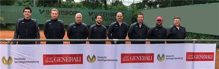 Die Herren 30 freuen sich über ihre neuen Anzüge.  SV Urmitz