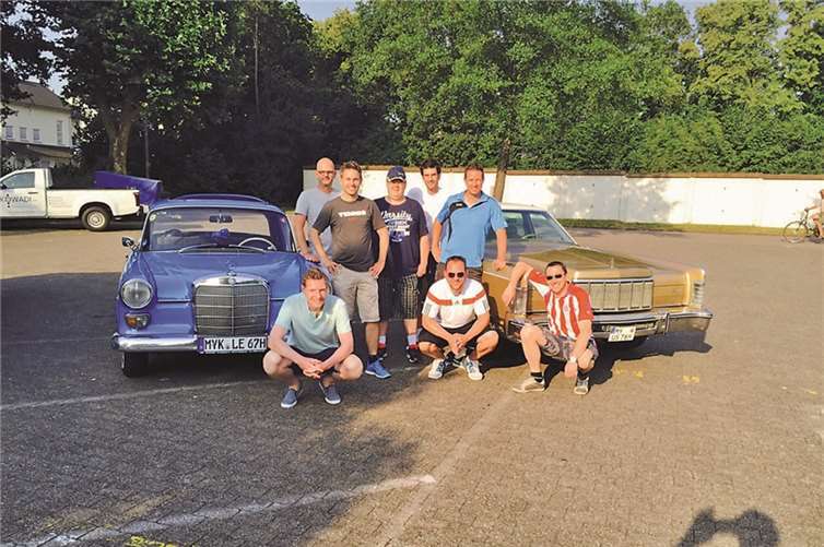 Die Herren 30 fuhren mit zwei Oldtimern zum Spiel nach Heiligenroth.privat