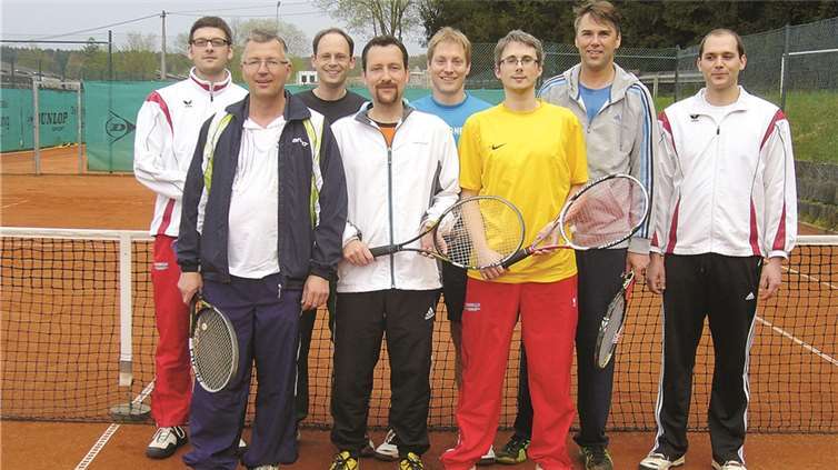 Die Herren 30 von links nach rechts: Daniel Manderbach, Thomas Schlangen, Volker Nieß, Ken Marx, Florian Piatek, Mario Nieß, Kay Harzbecker und Stefan Manderbach. privat