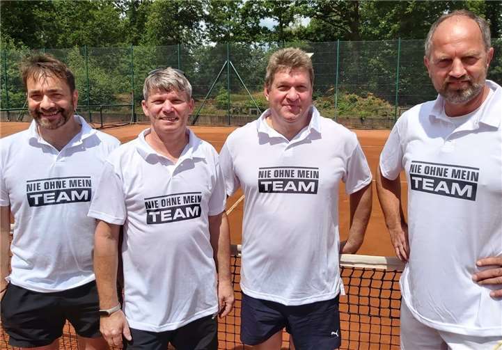 Die Herren 40 –Aufsteiger des letzen Jahres- mussten nach ihrem Auftaktsieg gegen TFR Wissen (10:4) im Auswärtsspiel beim TUS Hachenburg dem Gegner die Punkte überlassen, der 11:3 gewann.Im Einsatz waren v.l.n.r.: Ralf Eitelberg, Frank Nelles, Kai Dalkowski und Jörg Heinen.Foto: TC Steimel