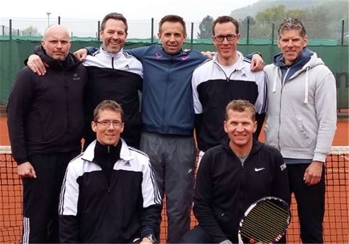 Die Herren 40 haben sich zum Ziel gesetzt, als derzeitiger Tabellenerster der A-Klasse zum Saisonende den Aufstieg in die Rheinlandliga zu packen.privat