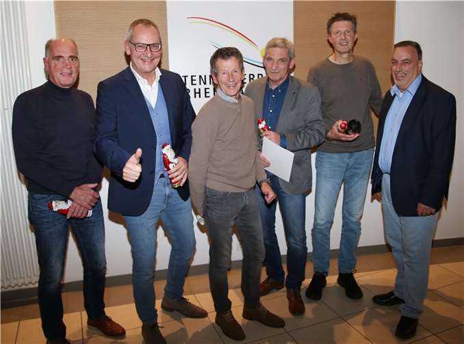 Die Herren 55 des TC Bad Marienberg wurden von Andreas Germei (r.), Leiter Spielbetrieb, zur Rheinlandmeisterschaft beglückwünscht.