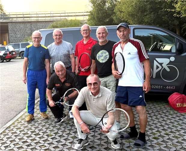 Die Herren 65 on Tour im Saarland: oben v.l. Georg Hollmann, Heinz Ternes, Werner Schweitzer, Jürgen Koch, Nagib Zeidan, davor Ottmar Pinter und Dieter Schäfer. Foto: DJK Ochtendung