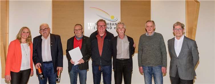 Die Herren 70 Mannschaft des TV Kleeblatt im TuS Mayen sicherte sich die Rheinland-Meisterschaft in der Besetzung Walter Hilger, Hans Walter May, Hans Molitor, Reiner Redwanz, Otto Sager, Heinz Gail. Neben der Herrenmannschaft hatte auch Günter Rausch (ebenfalls TV Kleeblatt) Grund zum Feiern: Er wurde als TVRP-Meister der Herren65/Halle sowie Rheinland-Meister Herren65 Freiplatz ausgezeichnet.  Fotos: Tennisverband Rheinland e.V./fotoshooting-koblenz.de