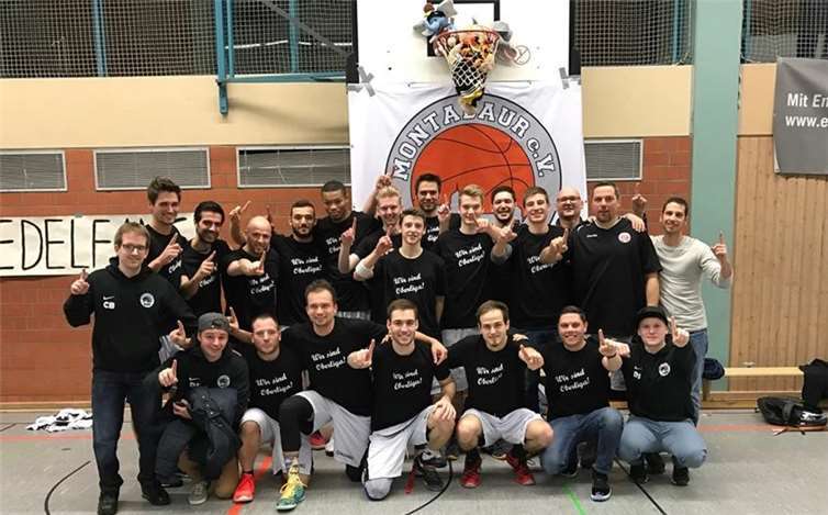 Die Herren I des BBC Montabaur haben die Mission Aufstieg erfolgreich abgeschlossen und allen Grund zu feiern. Fotos: privat
