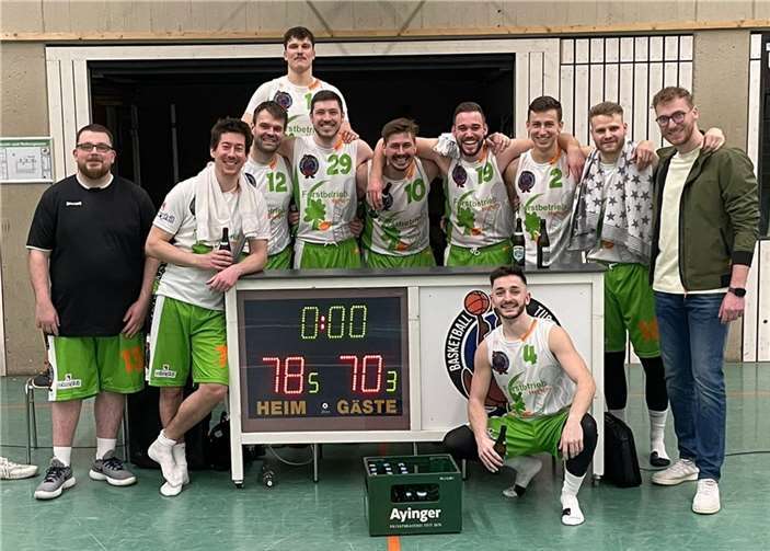 Die Herren II des TuS Treis-Karden wurden Meister der Basketball-Bezirksliga Koblenz. Zum Siegerfoto stellten sich (v.li.) Sven Henrich, Sebastian Hock, Steffen Nitzsche, Philipp Ruckschatt, Thorsten Kanzler, Marko Gräser, Timm Jakobs, Lukas Wagner, Felix Dauns, Jan-Philipp Zilles und Trainer Johannes Fuß.. Foto: privat