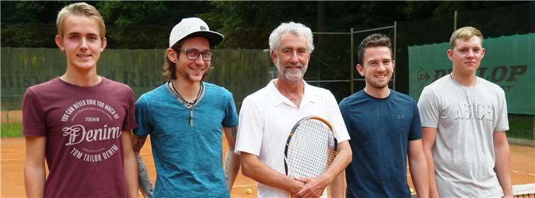 Die Herren Mannschaft des TC Steimel wurde in der D-Klasse ungeschlagen Meister. Das freute auch den Steimeler Trainer Christoph Hilpisch (Mitte), der mit dem TC Rhein-Wied Neuwied ebenfalls Meister wurde (Herren 60 Südwestliga) und in der nächsten Saison in der Regionalliga aufschlägt! V.l.: Julian Stallmann, Julian Müller, Christoph Hilpisch (Trainer) , André Seliger, Emil Müller. privat