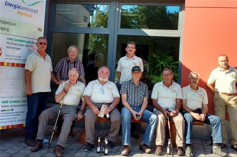 Die Herren der Ag Naturschutz vor dem Gebäude der „Energielandschaft Morbach“.Privat