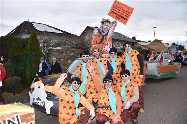Die Herren des JGV Buschhoven waren als Fred Feuerstein unterwegs.