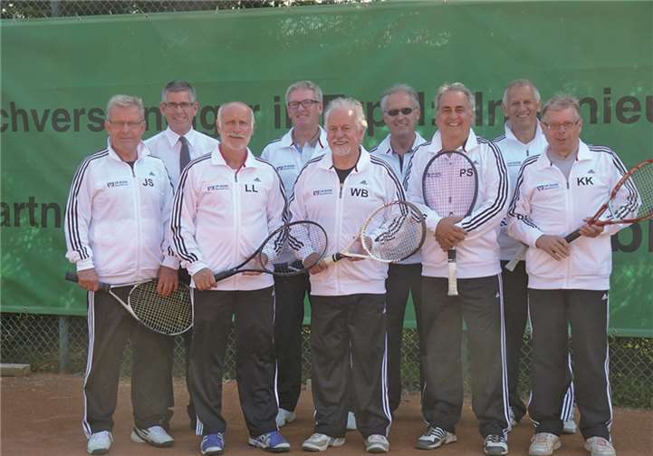 Die Herren des TC Erpel in den neuen Trainingsanzügen mit „Sponsor“ Hans-Michael Unkel (2. v. l.).Stefan Korol