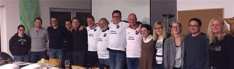 Die Herren im weißen Trikot; Rainer Runkel (1. Vorsitzender), Nic van Helvoort (2. Vorsitzender), Norbert Krumm (Geschäftsführer) und Guido Kuhn (Kassierer) begeben sich in den wohlverdienten Ruhestand und übergeben die Verantwortung in jüngere Hände. SV Rengsdorf