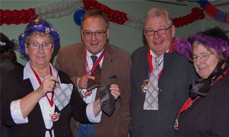 Die Herren mussten im Rathaus zwar keine Federn, aber Schlipse lassen, dafür sorgten die Möhnen.FA