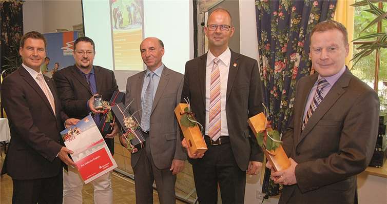 Die Herren sind sehr zufrieden mit der neuen Traumpfade-App. privat