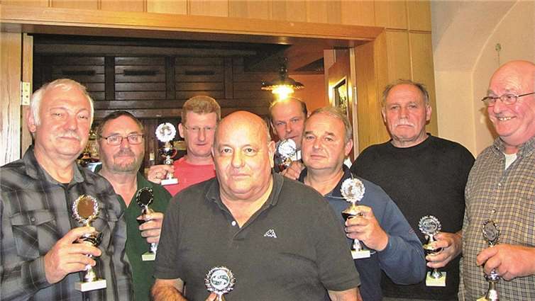 Die Herren vom Anglerclub freuen sich über ihre Trophäen.privat