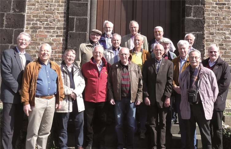 Die Herren vor der Wallfahrtskirche in Arenberg. privat
