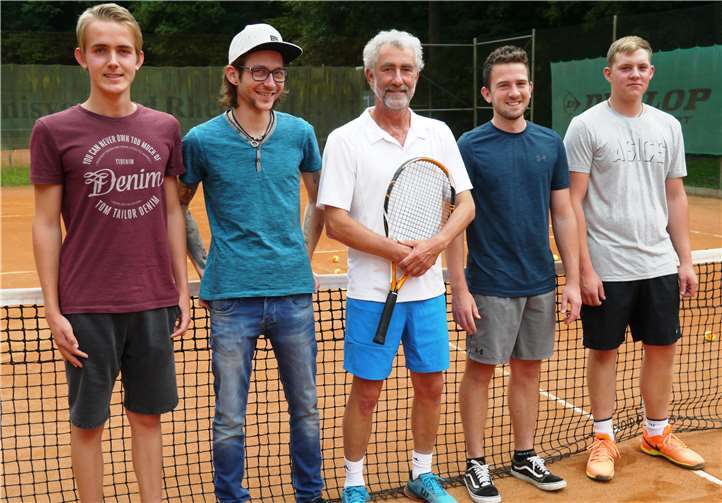 Die Herrenmannschaft (Meister D-Klasse 2018) schlägt nun in der C-Klasse auf (v. l.): Julian Stallmann, Julian Müller, Trainer Christoph Hilpisch, André Seliger, Emil Müller. Foto: privat